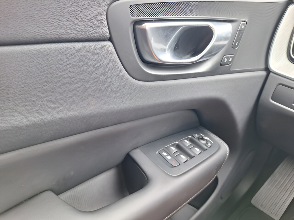 2025 Volvo XC60 Plus